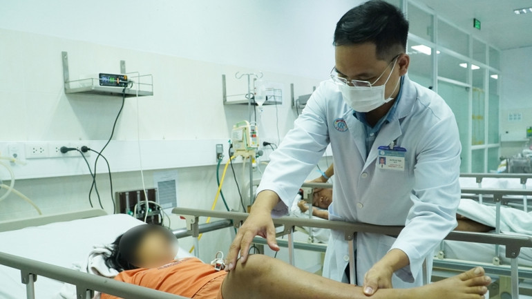 Bác sĩ thăm, khám cho bệnh nhân.