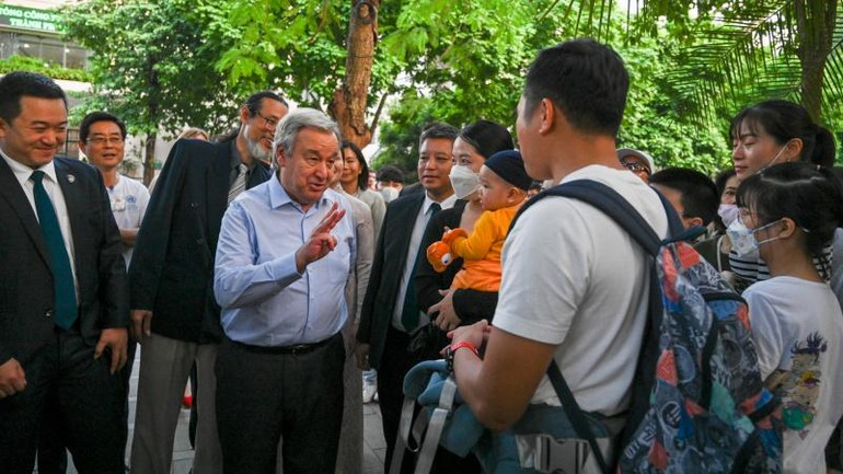 Tổng Thư ký Liên hợp quốc António Guterres trò chuyện với khách du lịch tại khu vực tuyến phố đi bộ Hồ Hoàn Kiếm.