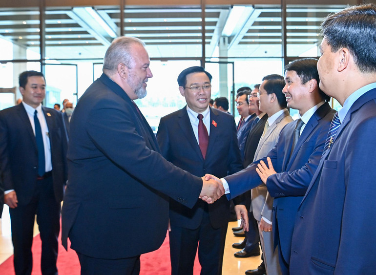 Chủ tịch Quốc hội Vương Đình Huệ giới thiệu với Thủ tướng nước Cộng hòa Cuba Manuel Marrero Cruz thành viên Đoàn Việt Nam.