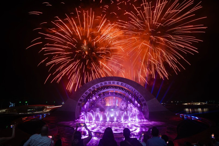 Du khách xem show diễn Nụ Hôn Của Biển Cả - một trong những show diễn phải đón xem tại Phú Quốc.