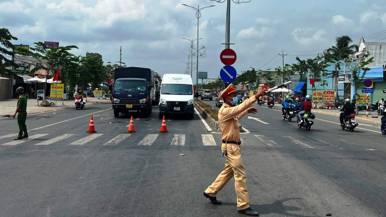 Lực lượng cảnh sát giao thông chặn một chiều để các phương tiện qua cầu từng đợt nhằm giảm tình trạng kẹt xe.