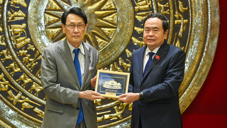 Chủ tịch Quốc hội Trần Thanh Mẫn tặng quà lưu niệm cho Trưởng ban Nghiên cứu chính sách Đảng LDP Tokai Kisaburo.