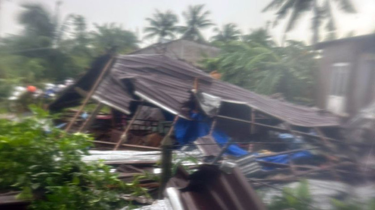 Nhiều căn nhà tại Sóc Trăng đã bị sập hoàn toàn trong cơn dông sáng 31/7.