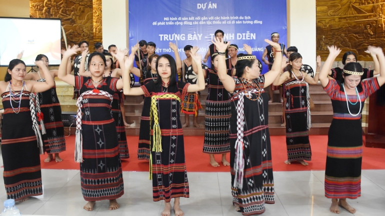 Điệu múa Tung tung ya yá nổi tiếng của đồng bào Cơ Tu.