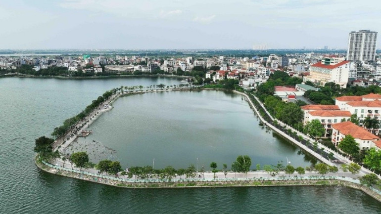 Hồ cá Koi rộng 3,5ha với 3 mặt giáp với Hồ Tây thành điểm đến mới tại quận Tây Hồ (Hà Nội). Hồ cá Koi rộng 3,5ha với 3 mặt giáp với Hồ Tây thành điểm đến mới tại quận Tây Hồ (Hà Nội).