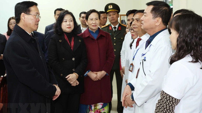 Hà Nam: Chủ tịch nước Võ Văn Thưởng thăm, chúc mừng cán bộ, y bác sĩ, nhân viên y tế tại Thanh Liêm. (Ảnh: Thống Nhất/TTXVN)