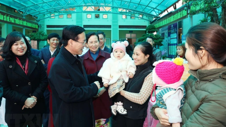 Chủ tịch nước Võ Văn Thưởng thăm, chúc mừng các Thầy thuốc của Trạm Y tế xã Thanh Phong, huyện Thanh Liêm, tỉnh Hà Nam. (Ảnh: Thống Nhất/TTXVN)