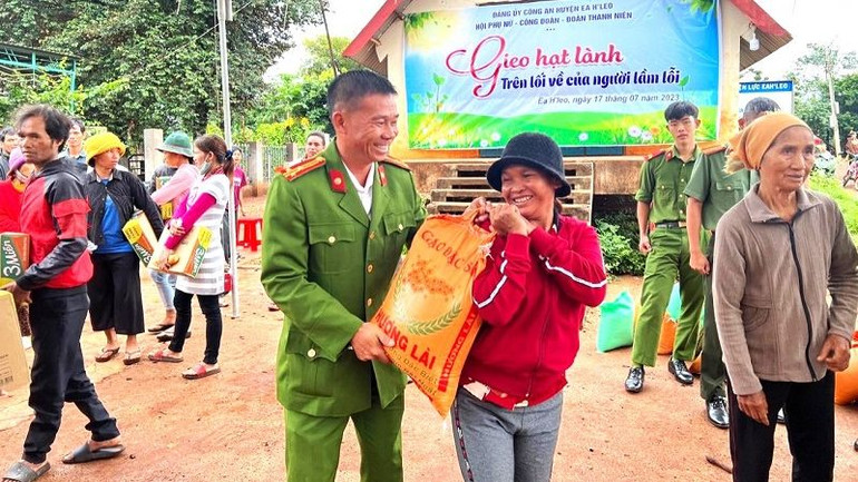 Công an huyện Ea H'leo tặng gạo cho các hộ đồng bào dân tộc thiểu số để sớm vượt qua khó khăn, ổn định cuộc sống.