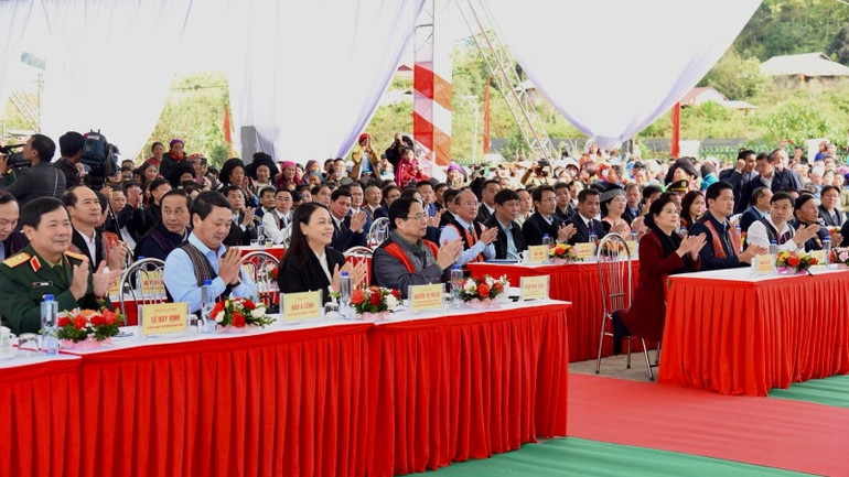 Thủ tướng Phạm Minh Chính và các đại biểu tham dự Ngày hội Đại đoàn kết toàn dân tộc tại xã Sà Dề Phìn. Thủ tướng Phạm Minh Chính và các đại biểu tham dự Ngày hội Đại đoàn kết toàn dân tộc tại xã Sà Dề Phìn.