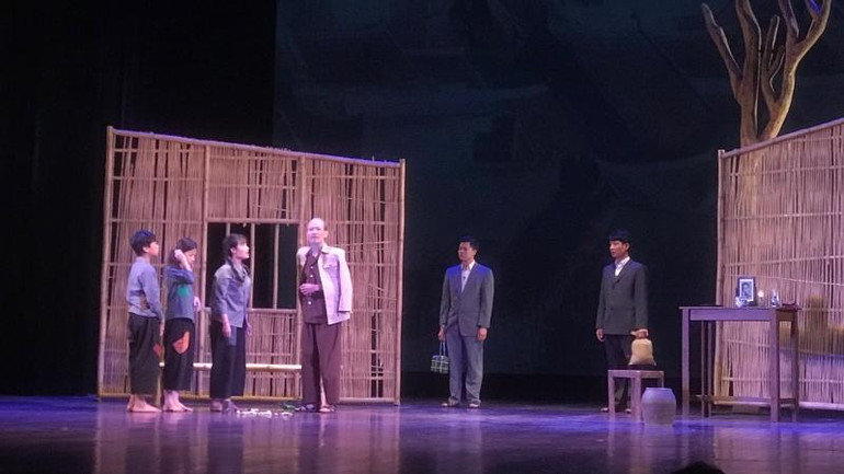 Các nghệ sĩ nhà hát biểu diễn vở kịch ngắn "Bác Hồ và mùa xuân ấy" tại Lễ kỷ niệm 70 năm thành lập.