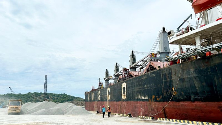 Nhân viên kỹ thuật tại Cảng biển tổng hợp Cà Ná hỗ trợ kỹ thuật để tàu thả neo và cập cảng an toàn.