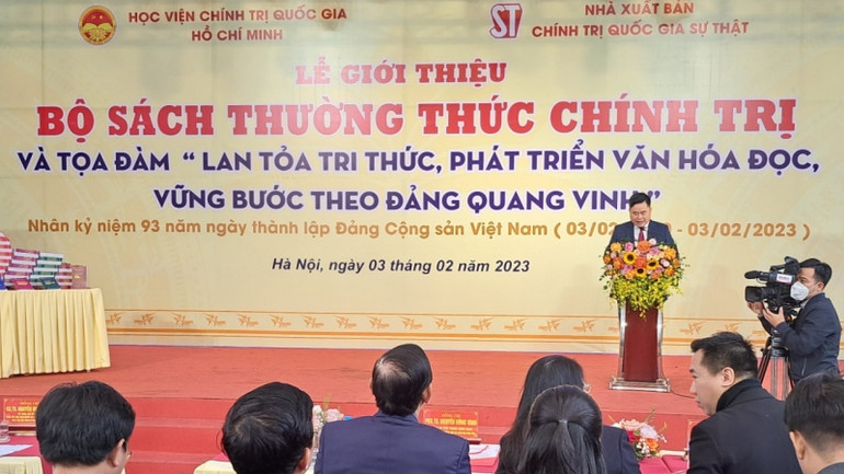 Quang cảnh lễ ra mắt sách.