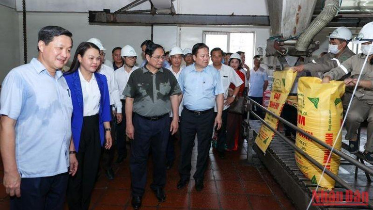 Thủ tướng Phạm Minh Chính thăm dây chuyền đóng bao phân bón ure của Nhà máy Đạm Ninh Bình. (Ảnh: Trần Hải)