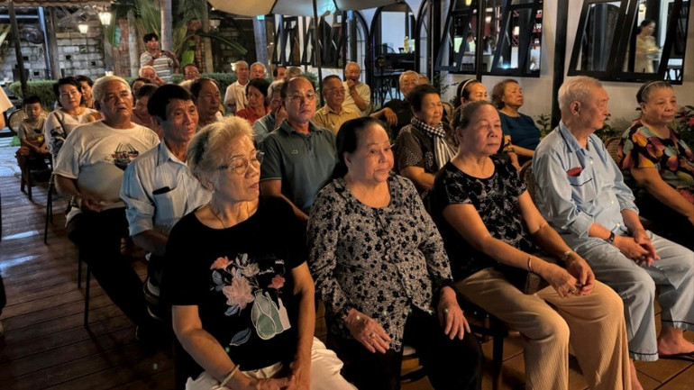 Các cựu chiến binh vui mừng vì được gặp lại nhau và chia sẻ nỗi niềm về thế hệ trẻ tiếp nối.