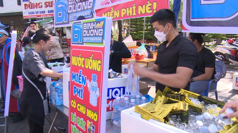 Một điểm phát nước miễn phí cho người đi lễ hội.