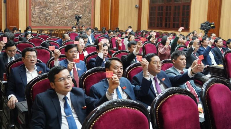 Các đại biểu biểu quyết thông qua các nghị quyết tại Kỳ họp.