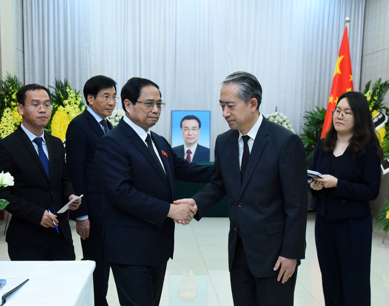 Thủ tướng Phạm Minh Chính chia buồn cùng Đại sứ đặc mệnh toàn quyền Cộng hòa nhân dân Trung Hoa tại Việt Nam Hùng Ba.