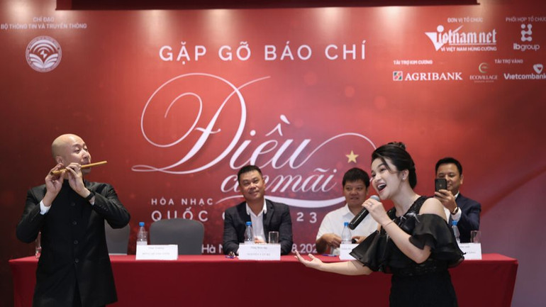 Nhạc trưởng Đồng Quang Vinh và ca sĩ Đỗ Tố Hoa cùng biểu diễn tại buổi gặp gỡ báo chí. (Ảnh: Anh Dũng)