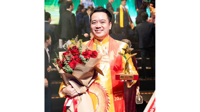 Ông Nguyễn Duy Chính, Tổng giám đốc Tập đoàn Tân Á Đại Thành với kỷ niệm chương tốp 10 Sao vàng đất Việt 2024. Ông Nguyễn Duy Chính, Tổng giám đốc Tập đoàn Tân Á Đại Thành với kỷ niệm chương tốp 10 Sao vàng đất Việt 2024.