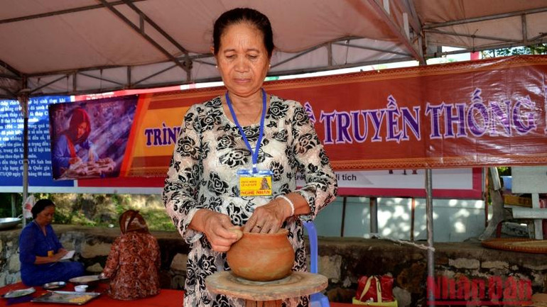 Nghệ nhân trình diễn nghề làm gốm Chăm truyền thống tại Lễ hội. Nghệ nhân trình diễn nghề làm gốm Chăm truyền thống tại Lễ hội.