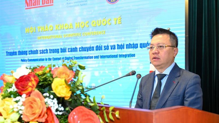 Nhà báo Lê Quốc Minh, Tổng Biên tập Báo Nhân Dân phát biểu khai mạc Hội thảo.