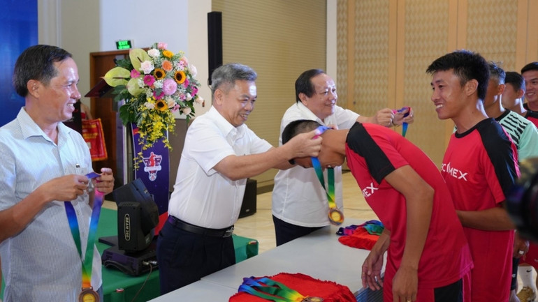 Trao Huy chương cho các đội đoạt giải chung cuộc.