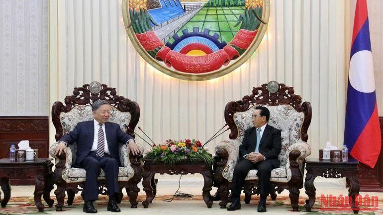 Thủ tướng Lào Phankham Viphavanh trao đổi với Bộ trưởng Công an Tô Lâm tại buổi tiếp. (Ảnh: Trịnh Quốc Dũng)