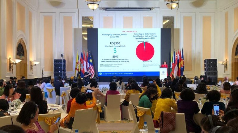 Các chuyên gia quốc tế đóng góp vào phiên thảo luận tại Hội nghị.