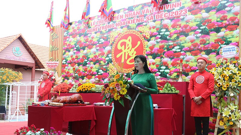 Phó Chủ tịch Ủy ban nhân dân thành phố Sa Đéc Võ Thị Bình phát biểu tri ân và tôn vinh nghề trồng hoa kiểng Sa Đéc.