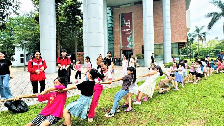 Các bạn nhỏ hết mình với trải nghiệm trò chơi dân gian kéo co. (Ảnh: Bảo tàng Dân tộc học Việt Nam cung cấp)