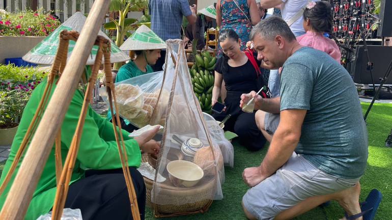 Du khách nước ngoài thưởng thức món bánh tráng mạch nha. Du khách nước ngoài thưởng thức món bánh tráng mạch nha.