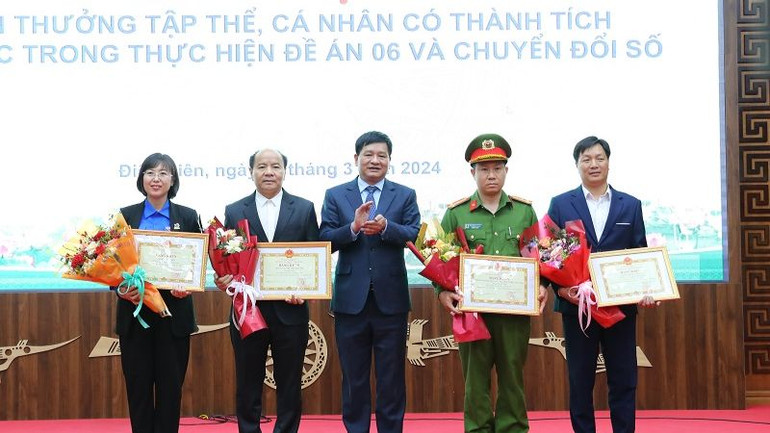 Bốn tập thể có thành tích xuất sắc trong thực hiện chuyển đổi số và Đề án 06 được Chủ tịch Ủy ban nhân dân tỉnh Điện Biên tặng Bằng khen.
