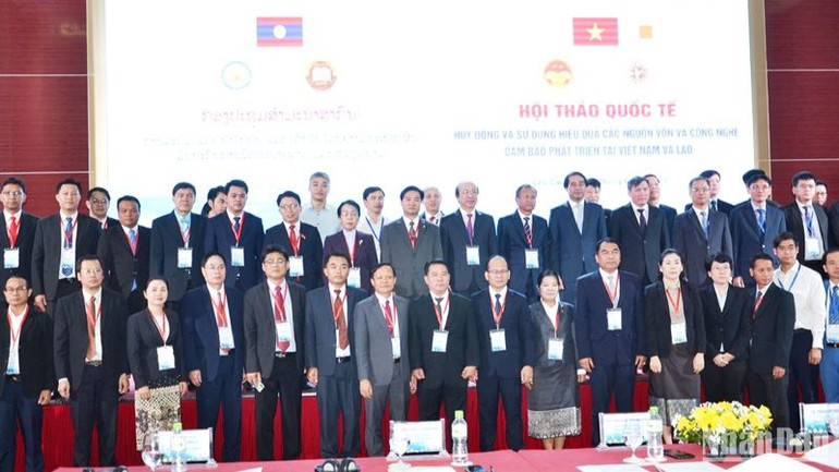 Các đại biểu tham gia Hội thảo chụp ảnh lưu niệm. (Ảnh: QUỐC HỒNG)