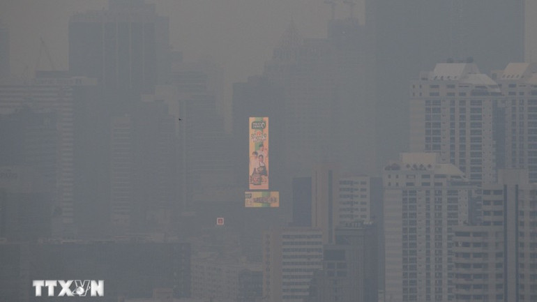 Tình trạng ô nhiễm không khí nghiêm trọng tại thủ đô Bangkok, Thái Lan ngày 18/10/2023. (Ảnh: AFP/TTXVN)