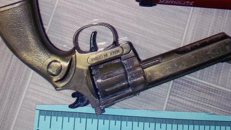 Dụng cụ giống súng và đạn tại nơi ở của đối tượng Lê Văn Thanh.