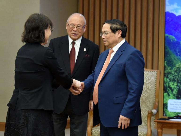 Thủ tướng Phạm Minh Chính đón các thành viên đi cùng ông Takebe Tsutomu.