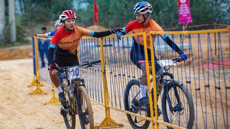 Các vận động viên thi đấu nội dung băng đồng tiếp sức.