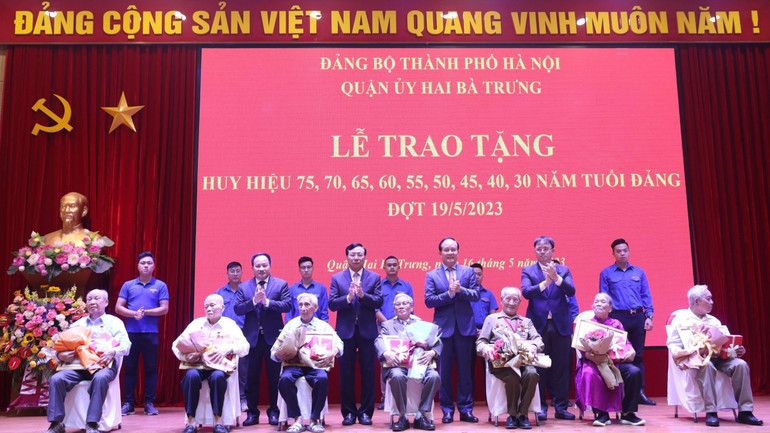 Các đồng chí lãnh đạo Thành ủy Hà Nội và Quận ủy Hai Bà Trưng trao tặng Huy hiệu Đảng cho các đảng viên.