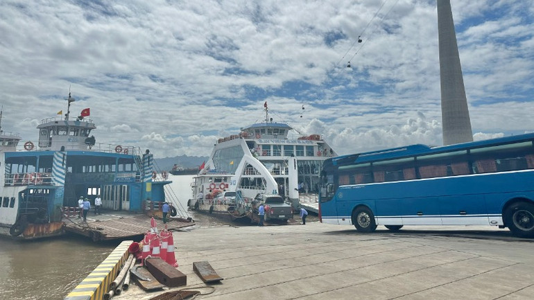 Toàn cảnh bến phà Đồng Bài (Cát Hải) tấp nập phương tiện qua lại.