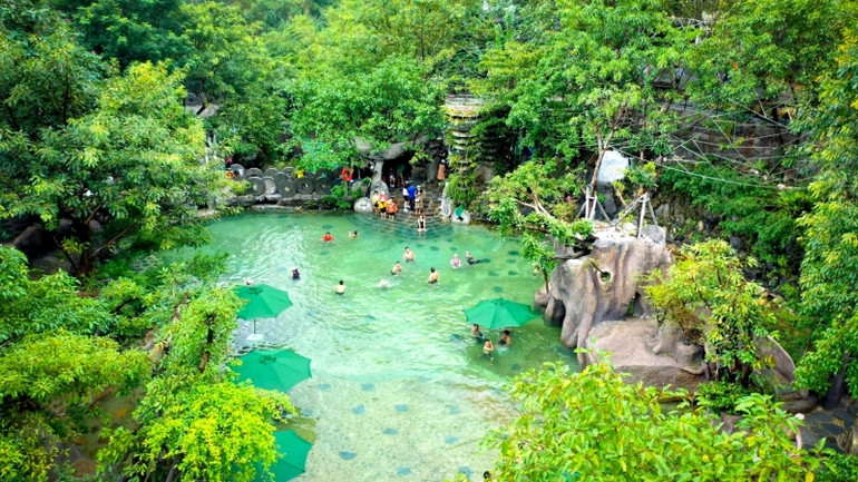 Khu tắm nước khoáng nóng Huyệt Long Hồ. Khu tắm nước khoáng nóng Huyệt Long Hồ.