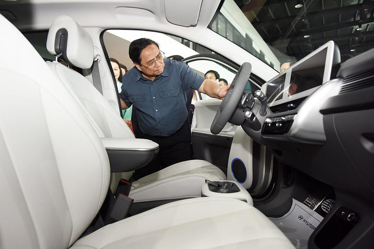 Thủ tướng Phạm Minh Chính xem mẫu xe điện do Hyundai Thành Công sản xuất và lắp ráp.