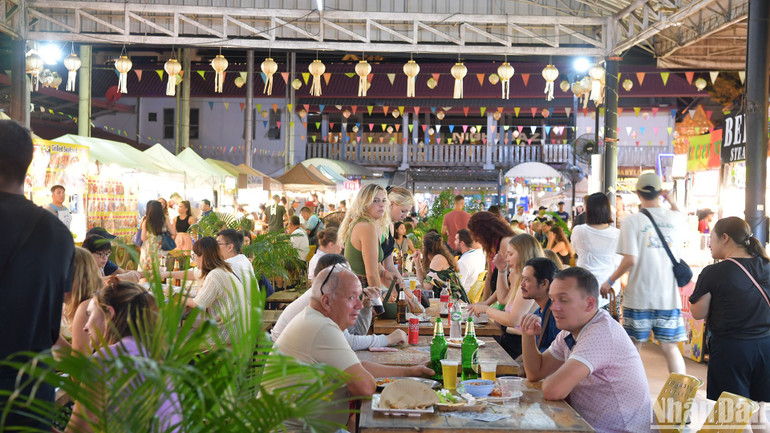 Du khách ăn uống tại khu chợ đêm Kalare ở Chiang Mai, Thái Lan. (Ảnh: ĐINH TRƯỜNG)