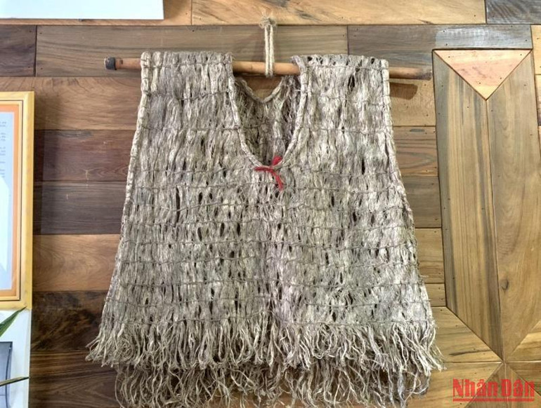 Áo được làm bằng vỏ cây rừng của đồng bào các dân tộc Tây Nguyên trước đây.