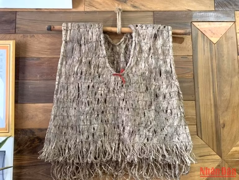 Áo được làm bằng vỏ cây rừng của đồng bào các dân tộc Tây Nguyên trước đây.