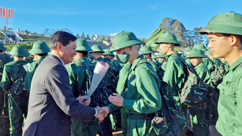 Đồng chí Trần Đức Quận, Ủy viên Trung ương Đảng, Bí thư Tỉnh ủy, Chủ tịch HĐND tỉnh Lâm Đồng động viên tân binh trước giờ lên đường nhập ngũ. Đồng chí Trần Đức Quận, Ủy viên Trung ương Đảng, Bí thư Tỉnh ủy, Chủ tịch HĐND tỉnh Lâm Đồng động viên tân binh trước giờ lên đường nhập ngũ.