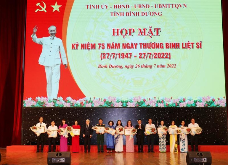 Bí thư Tỉnh ủy Bình Dương Nguyễn Văn Lợi (thứ 5, trái sang) tặng Bằng khen cho các đơn vị chăm lo tốt cho người có công trên địa bàn.