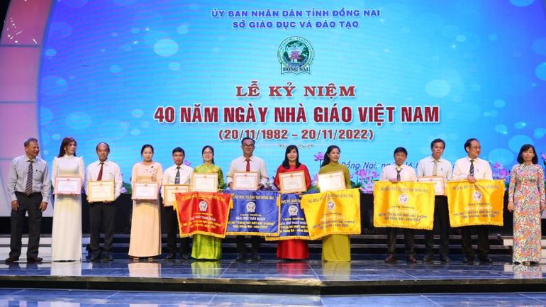 Lãnh đạo Sở Giáo dục và Đào tạo Đồng Nai khen thưởng các đơn vị có thành tích cao tại hội thi văn nghệ, giao lưu thể thao.