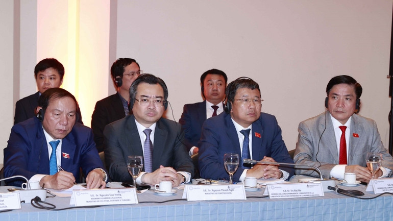 Đại biểu Việt Nam dự diễn đàn. (Ảnh: DOÃN TẤN/TTXVN) Đại biểu Việt Nam dự diễn đàn. (Ảnh: DOÃN TẤN/TTXVN)