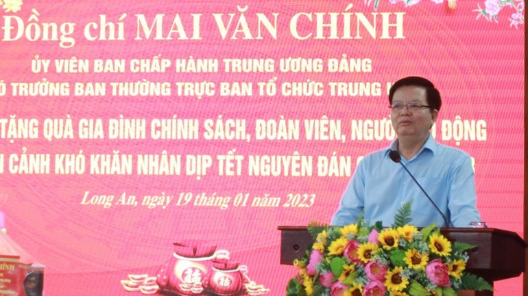 Đồng chí Mai Văn Chính phát biểu tại lễ trao quà Tết.