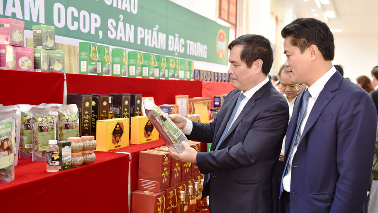 Đồng chí Phan Xuân Thủy, Phó Trưởng Ban Tuyên giáo Trung ương và đồng chí Vũ Mạnh Hà, Ủy viên dự khuyết Trung ương Đảng, Phó Bí thư Thường trực Tỉnh ủy thăm sản phẩm OCOP của tỉnh Lai Châu.